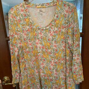 Kim Rogers Size M top/tunic with print with floral print and Giraffes.